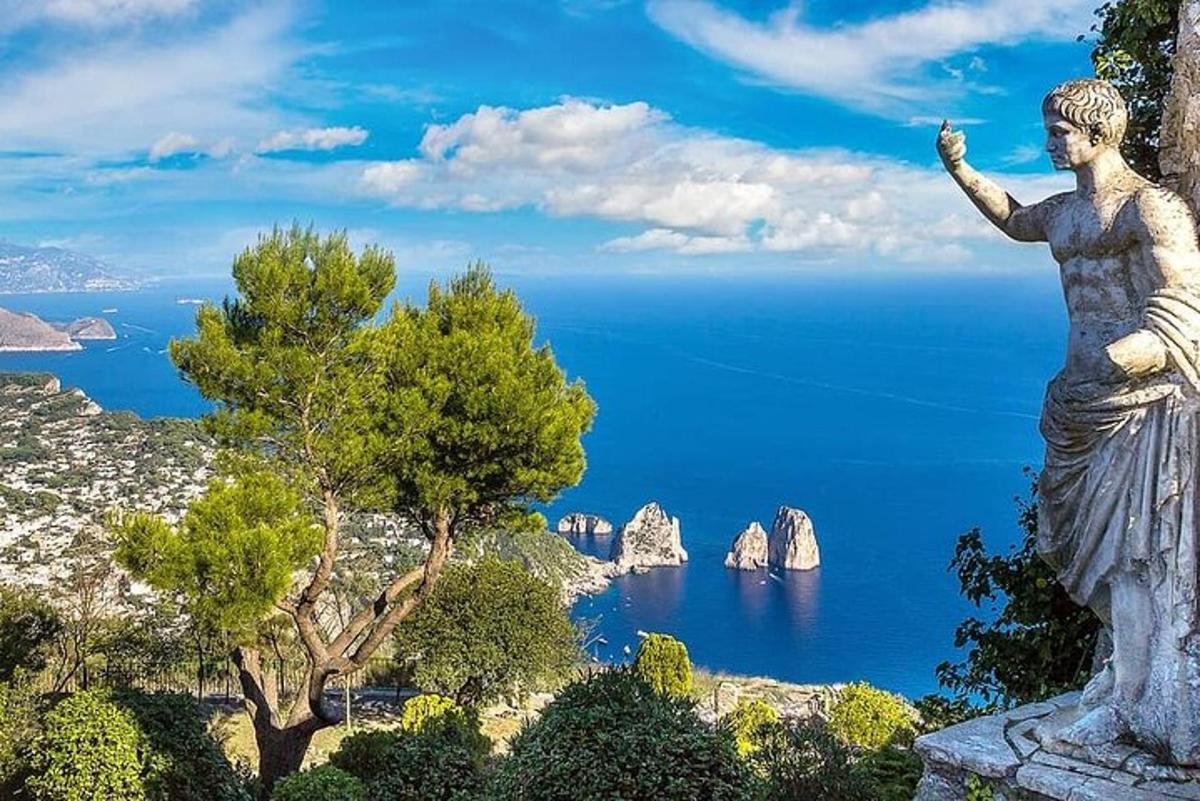una statua di una donna che guarda l'oceano