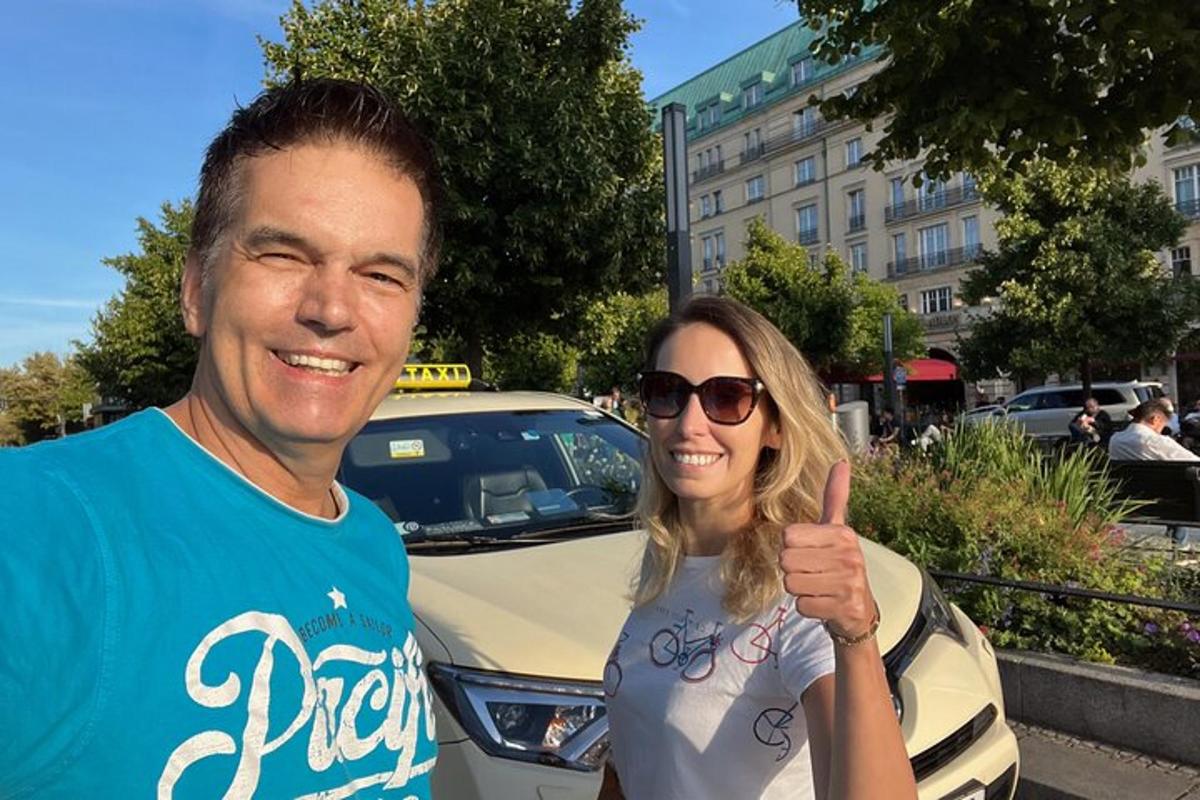 Egy férfi és egy nő felmutatta a hüvelykujját egy taxi előtt