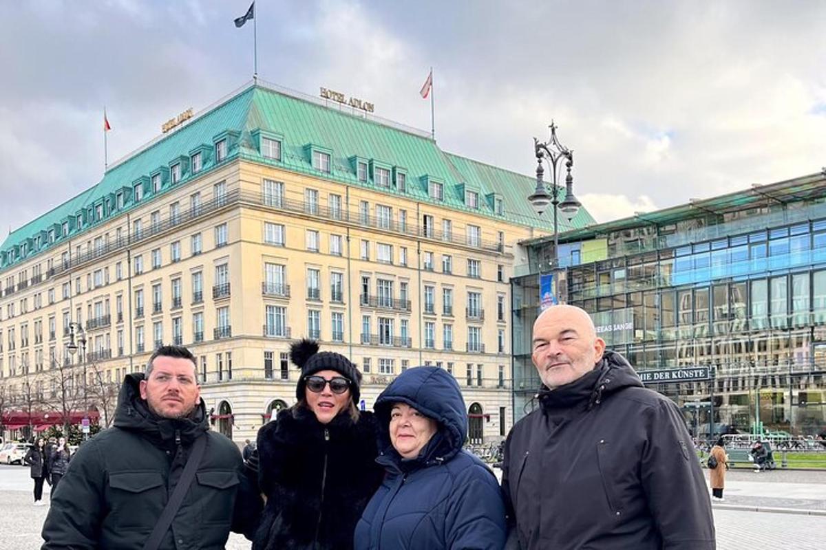 grupp inimesi, kes seisavad hoone ees