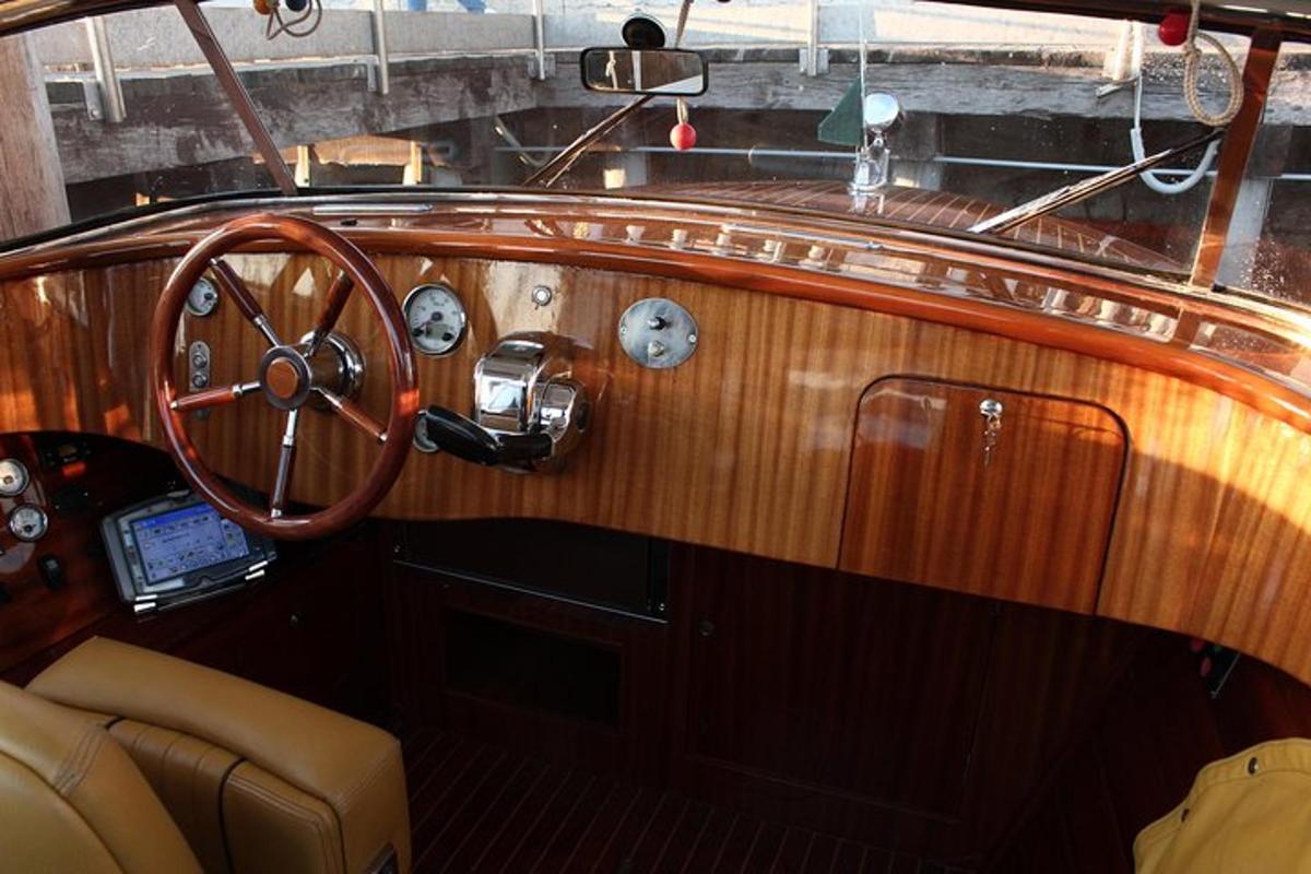 Una cabina de madera de un barco con un volante
