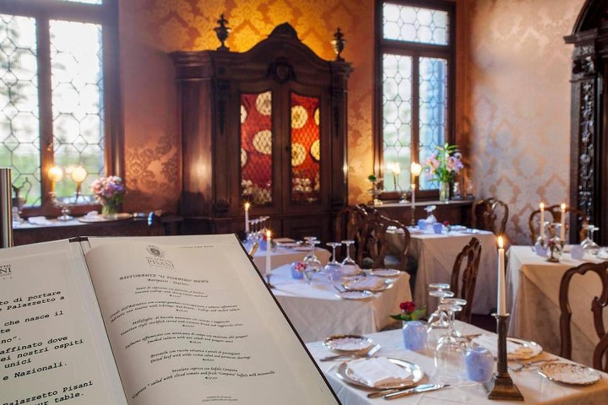 kniha ležící na stole v restauraci