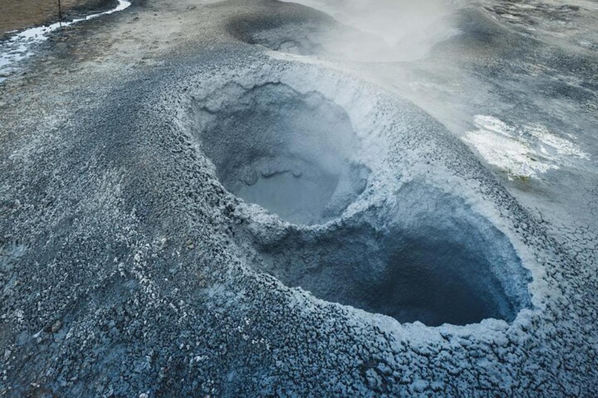 Un gran agujero en el suelo cubierto de nieve