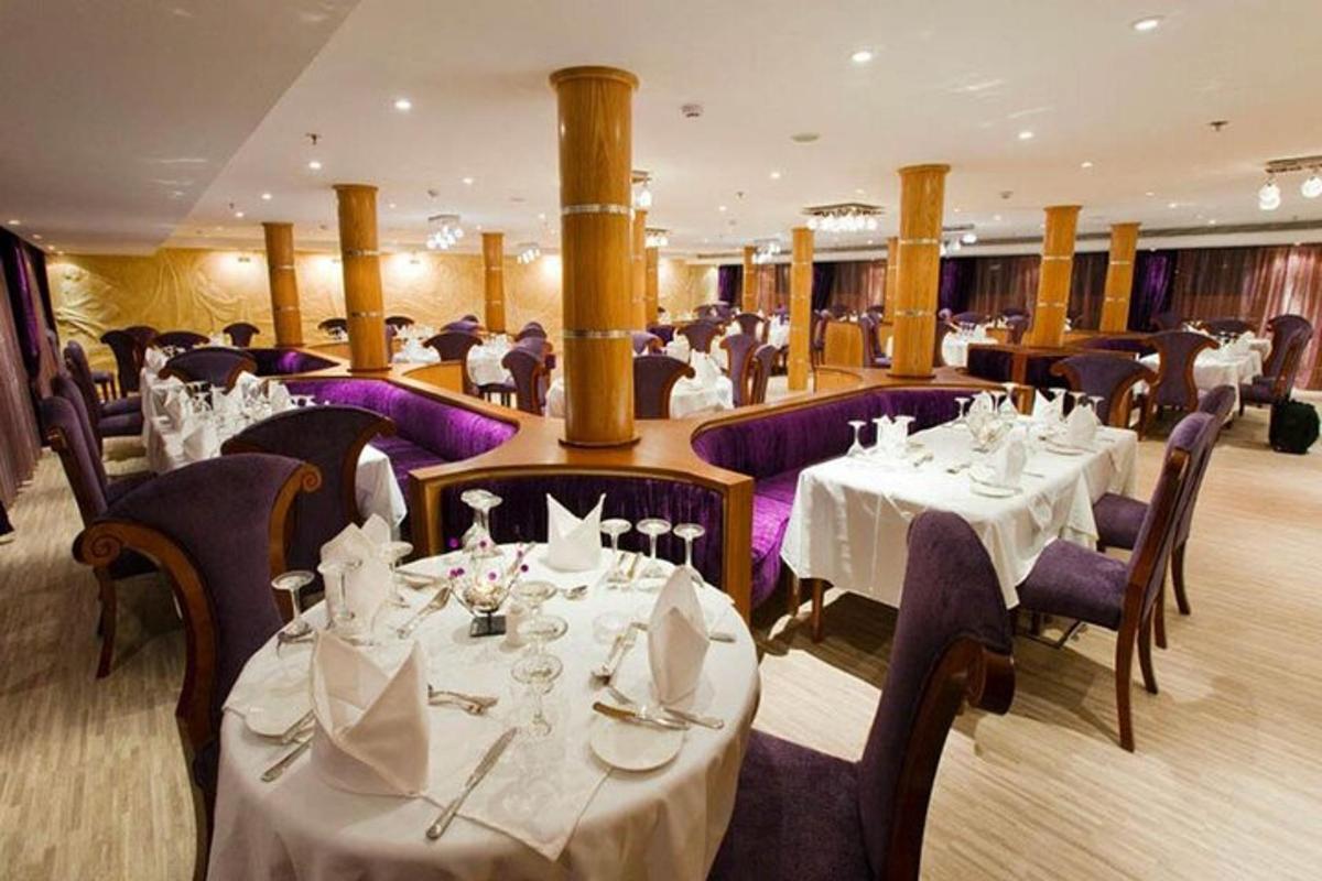 restoran laudade ja toolidega, millel on valge laudlina
