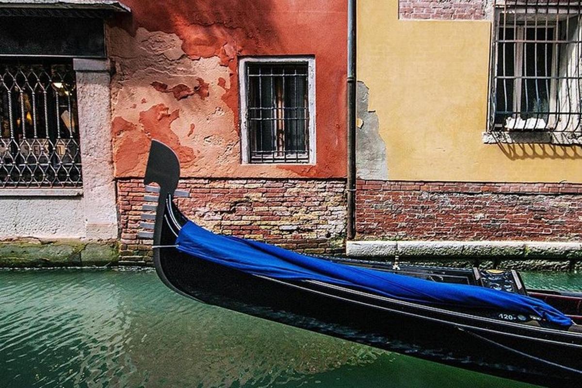gondola ve vodě před budovou