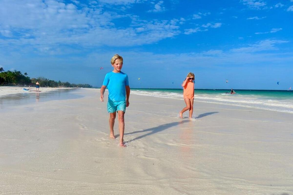 due persone stanno camminando sulla spiaggia