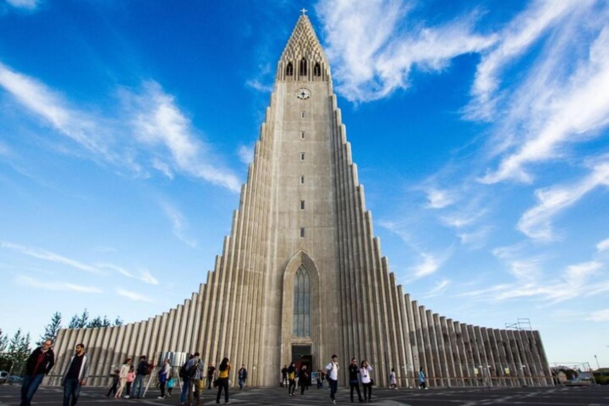 Un gran edificio con una torre con un reloj.