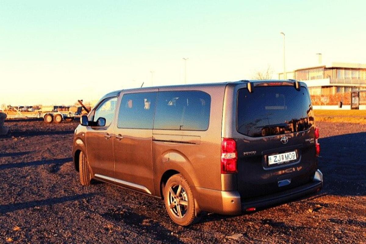 sebuah suv diletakkan di tempat letak kereta