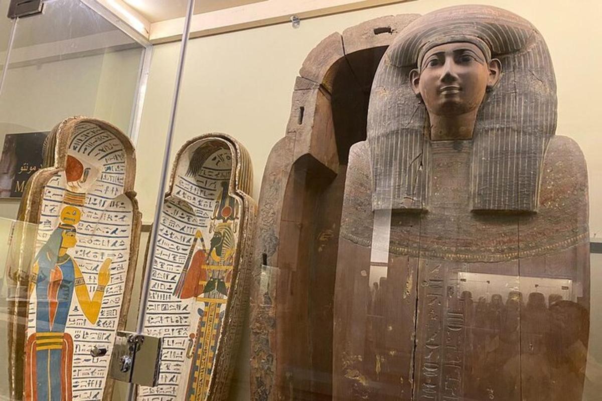 anubiksen ja suksien patsas museossa