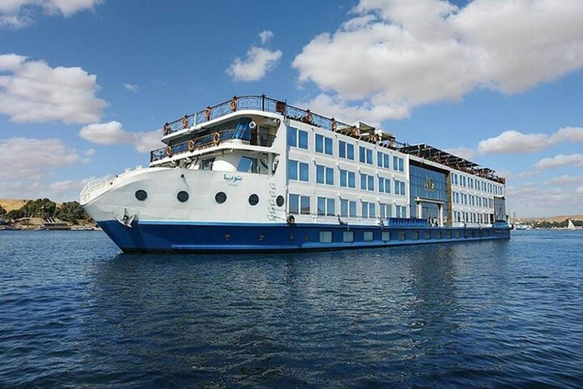 um grande navio de cruzeiro parado na água