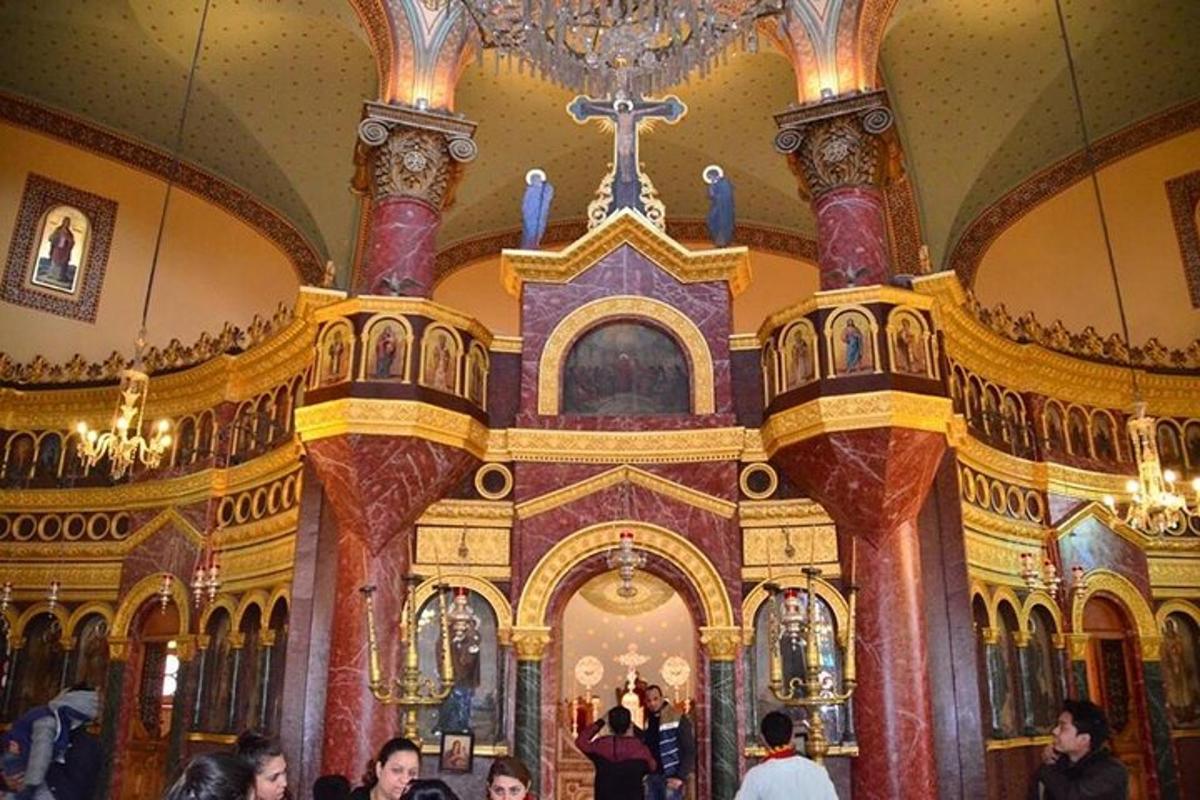 црква са гомилом људи у њој