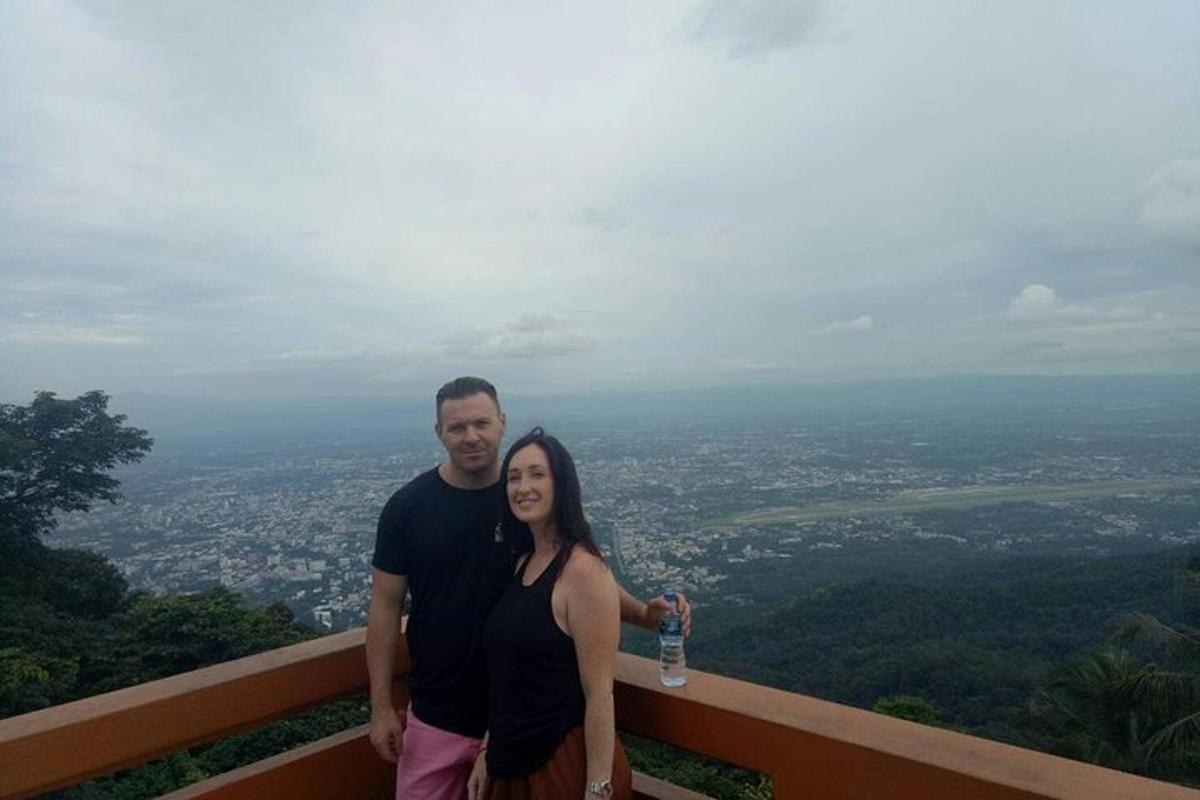 vyras ir moteris stovi ant kalno viršūnės