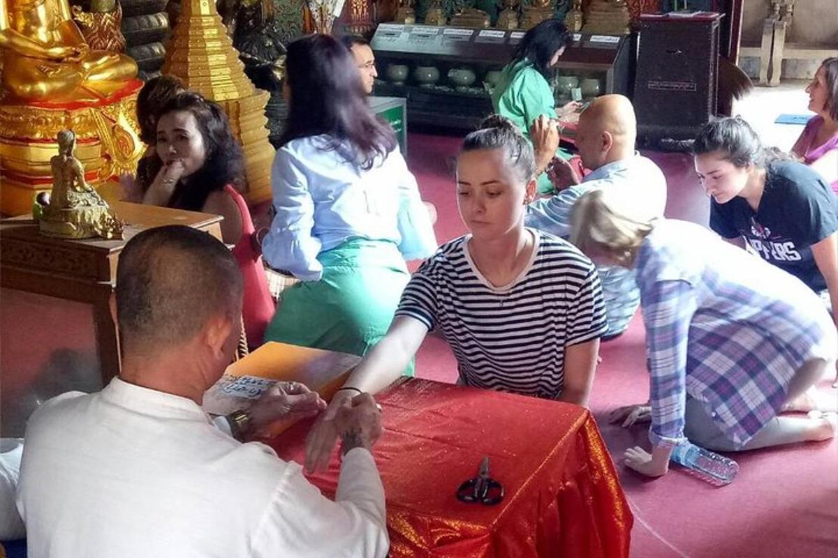 Un grupo de personas sentadas en el suelo de un templo.