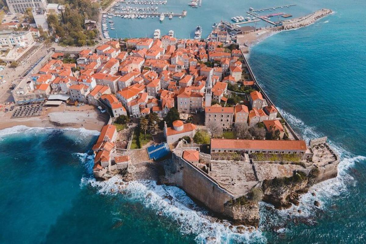 una vista aerea di una città sulla spiaggia