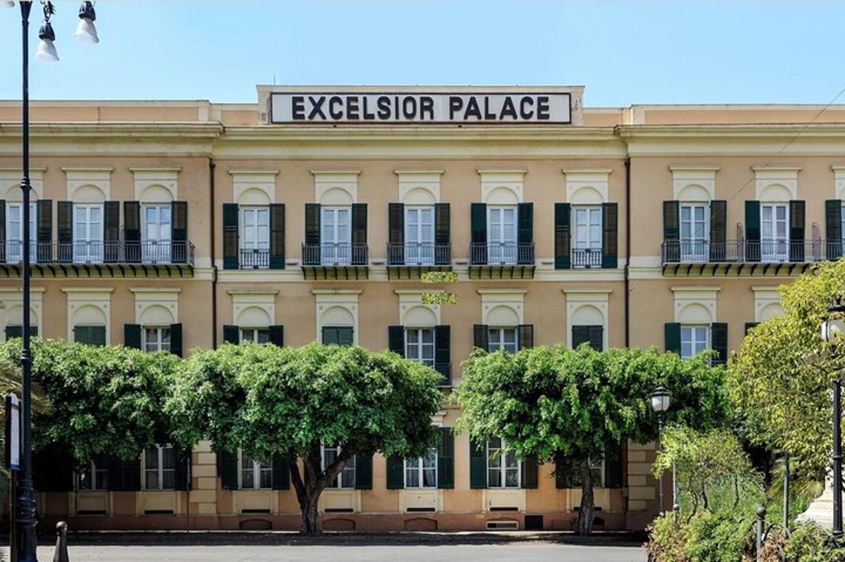 budova s cedulí pro evakuační palác