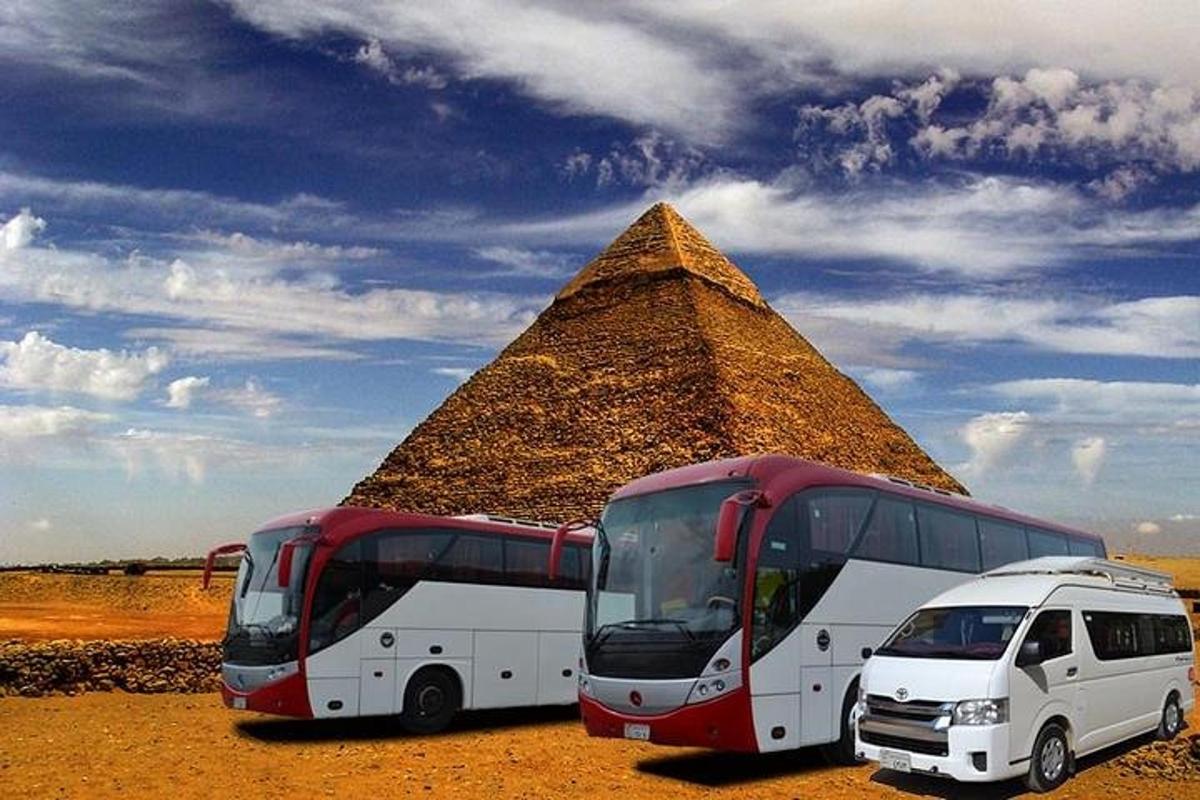 dva autobusy zaparkované před pyramidou