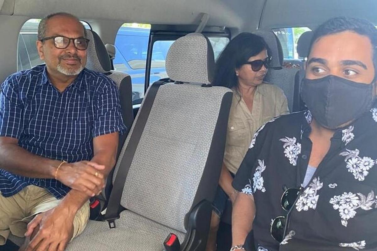 két ember ül egy autóban maszkkal