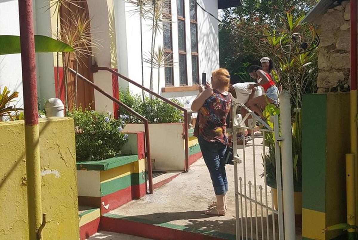 una donna che scende le scale con un bambino su un carrello