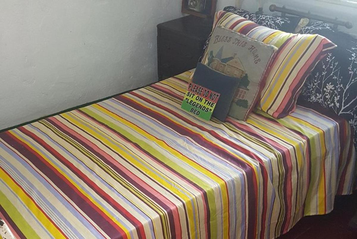 un letto con un libro sopra