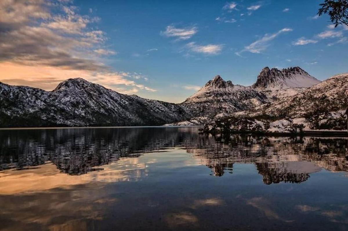útsýni yfir vatn með snæviþöktum fjöllum