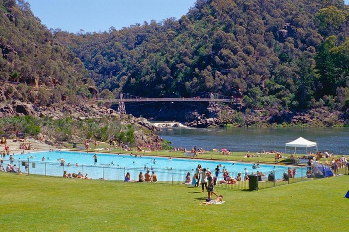 un gruppo di persone in una piscina vicino a un fiume