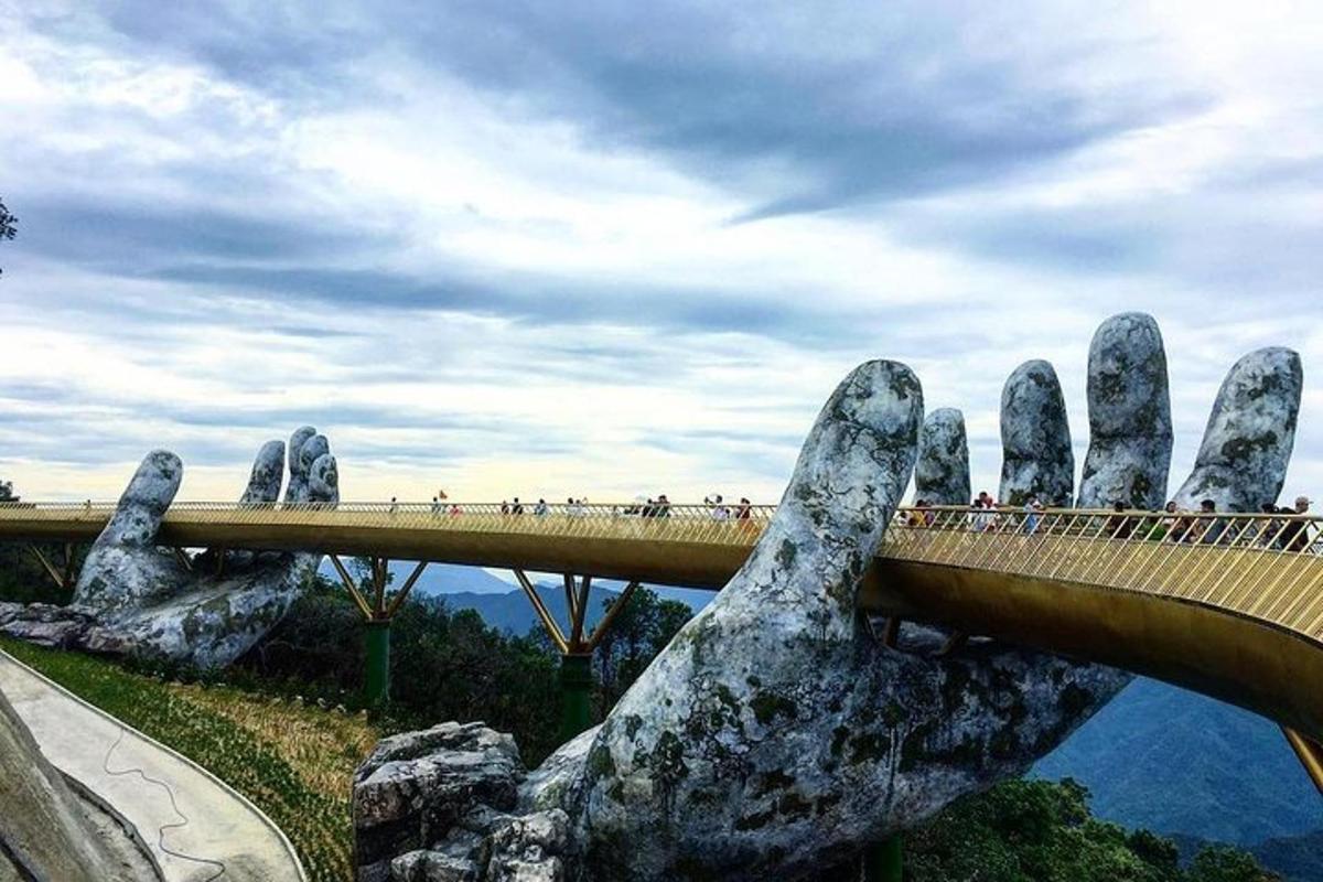 uma grande mão estendida sobre uma ponte