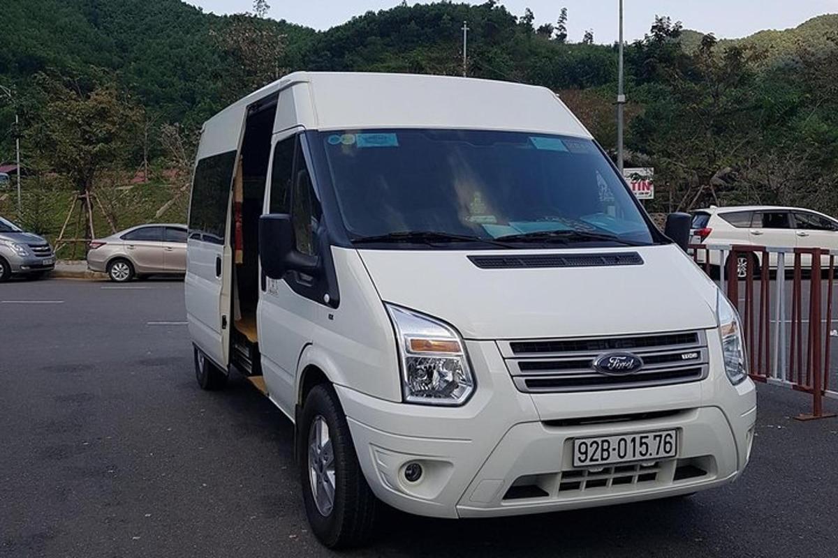bílá dodávka zaparkovaná na parkovišti