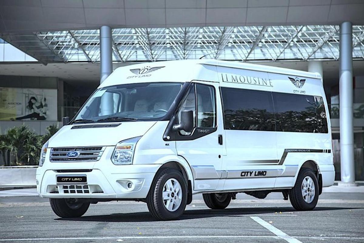 một chiếc xe tải màu trắng đỗ trong bãi đậu xe