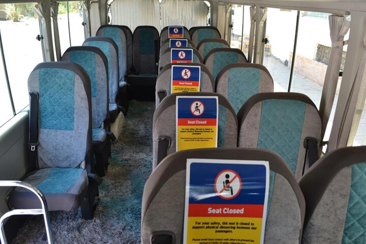 una fila di posti vuoti su un autobus
