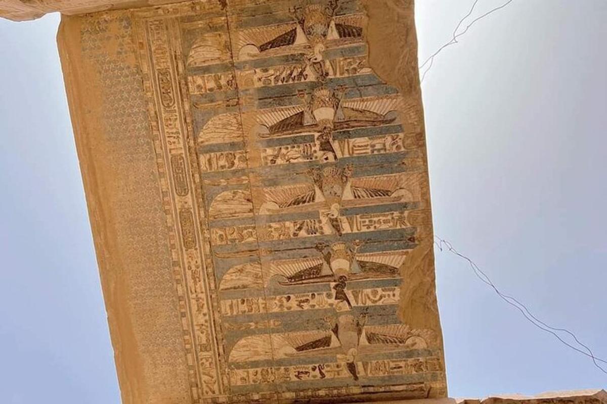 μια ζωγραφική μιας οροφής σε ένα κτίριο