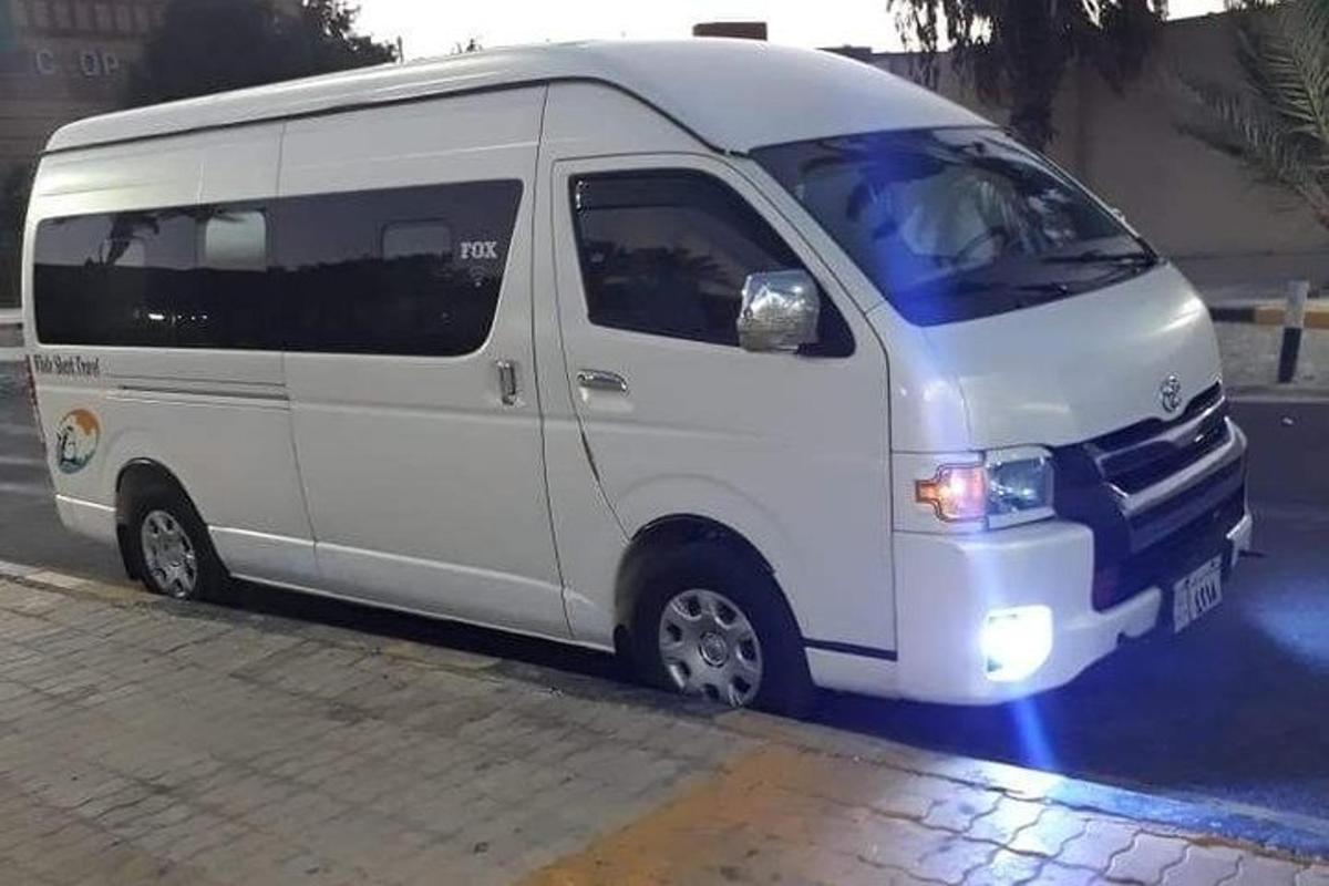 ein weißer Lieferwagen, der am Straßenrand geparkt ist