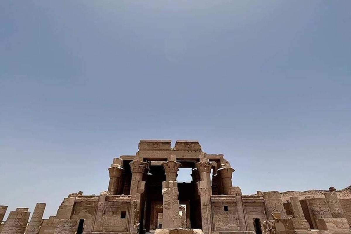 Ένα αρχαίο κτίριο με φόντο τον γαλάζιο ουρανό