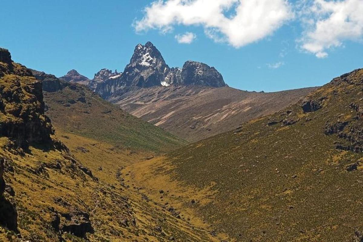 fjall í miðjum graslendi