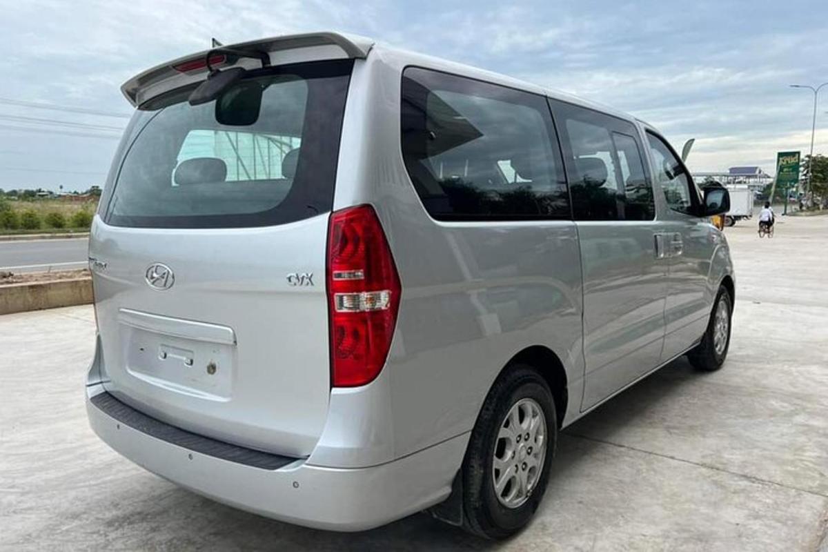 bijeli kombi parkiran na parkiralištu