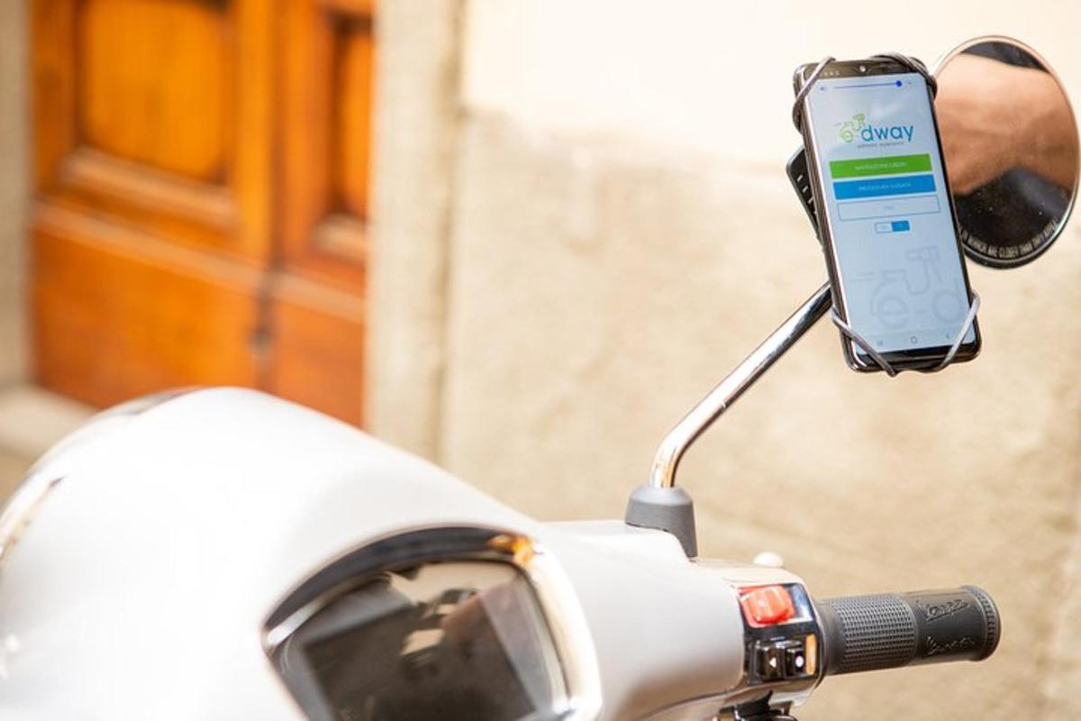 telefon bimbit di cermin sisi motosikal