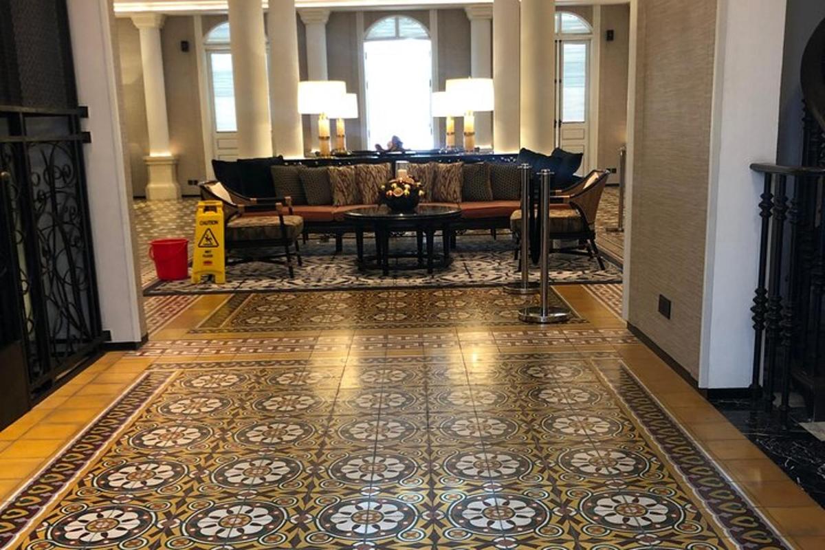 Un vestíbulo con una mesa y sillas en un edificio.