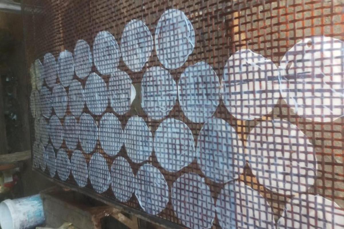 dinding dengan mosaik bunga putih di atasnya