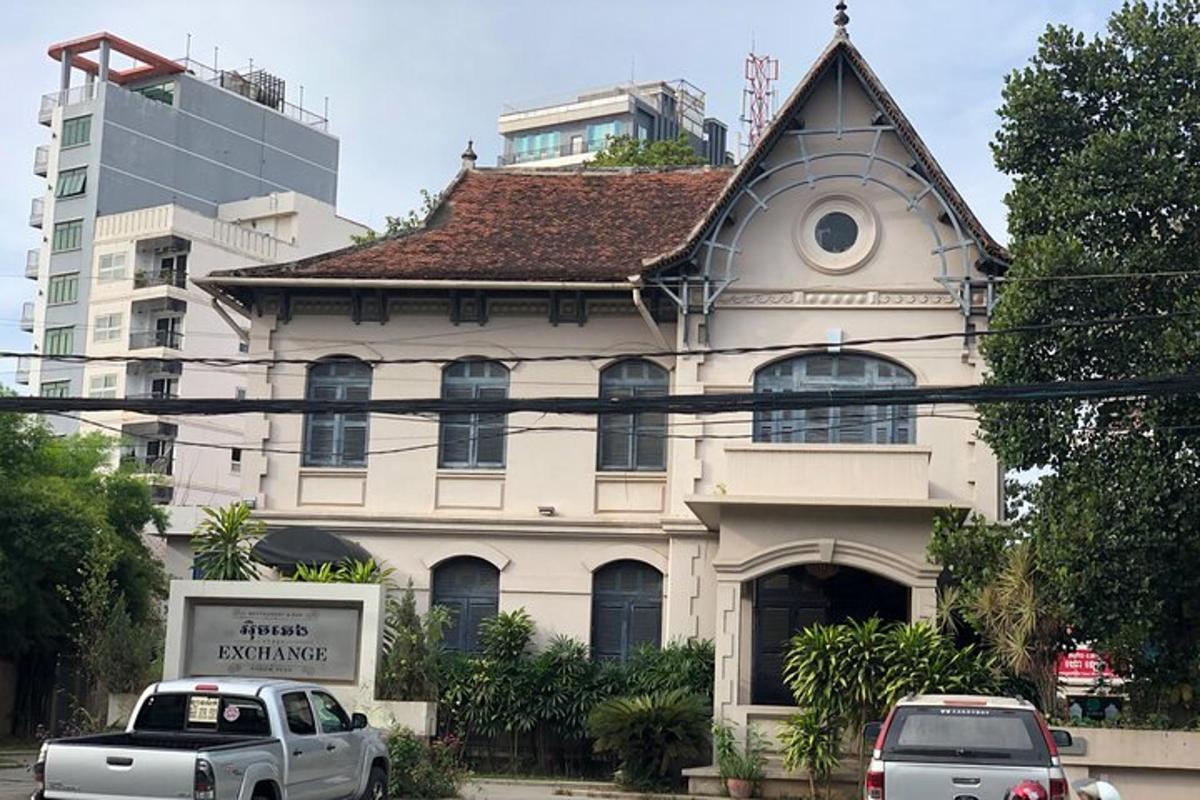 Dos coches aparcados delante de un edificio