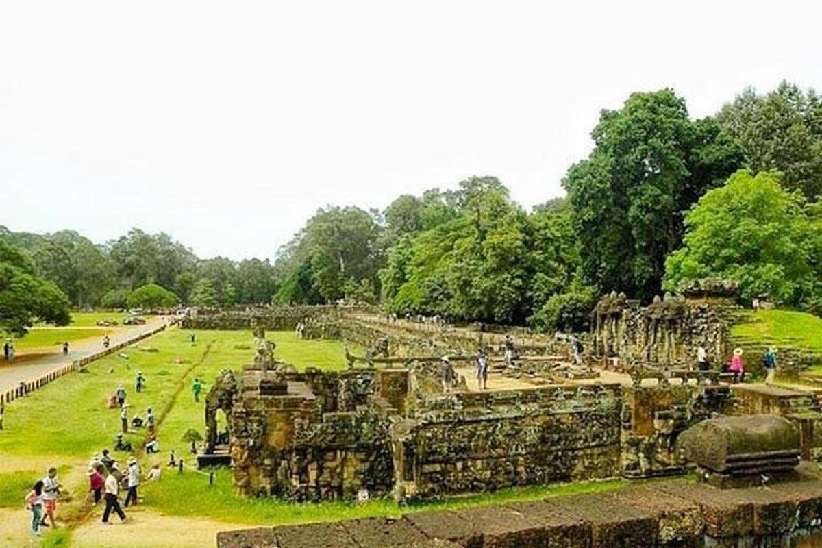 Un grupo de personas caminando alrededor de unas ruinas antiguas.