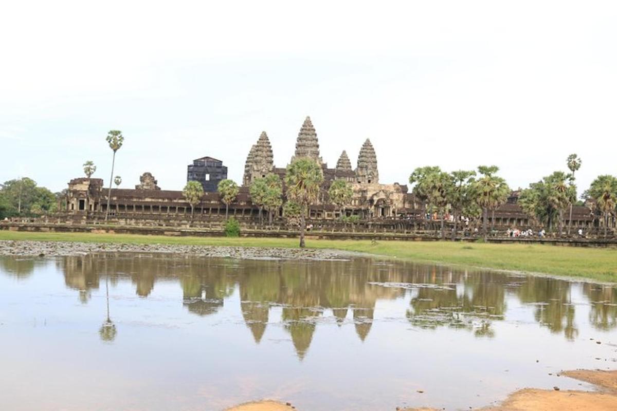 una vista di un tempio da un lato dell'acqua