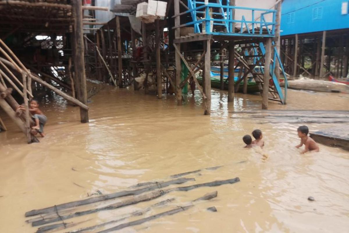 un gruppo di bambini che giocano nell'acqua