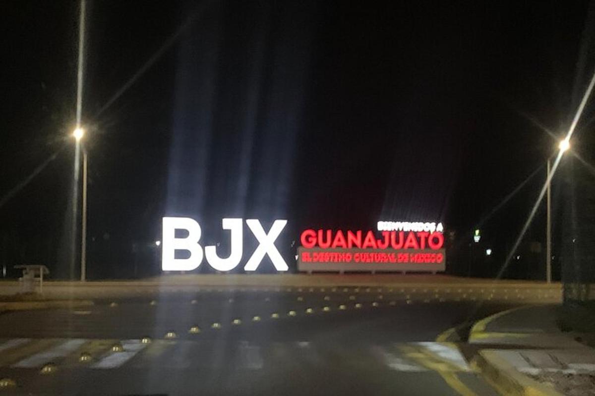 Bux-skilti á götu að nóttu til