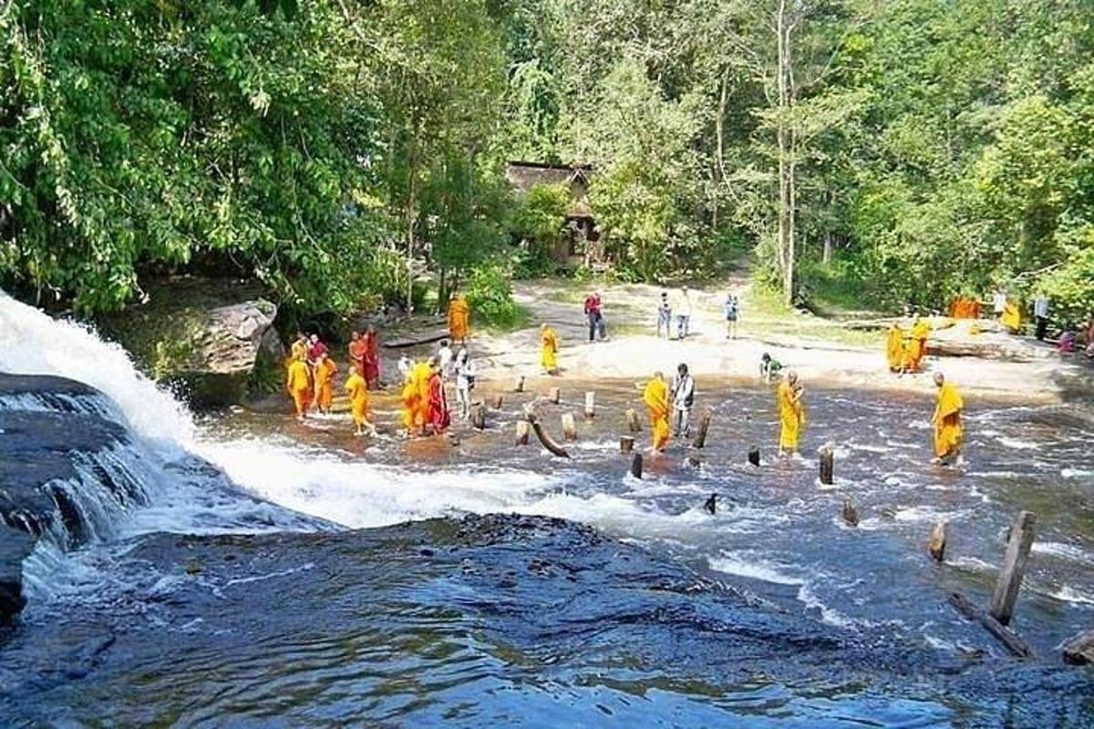 um grupo de pessoas na água de um rio
