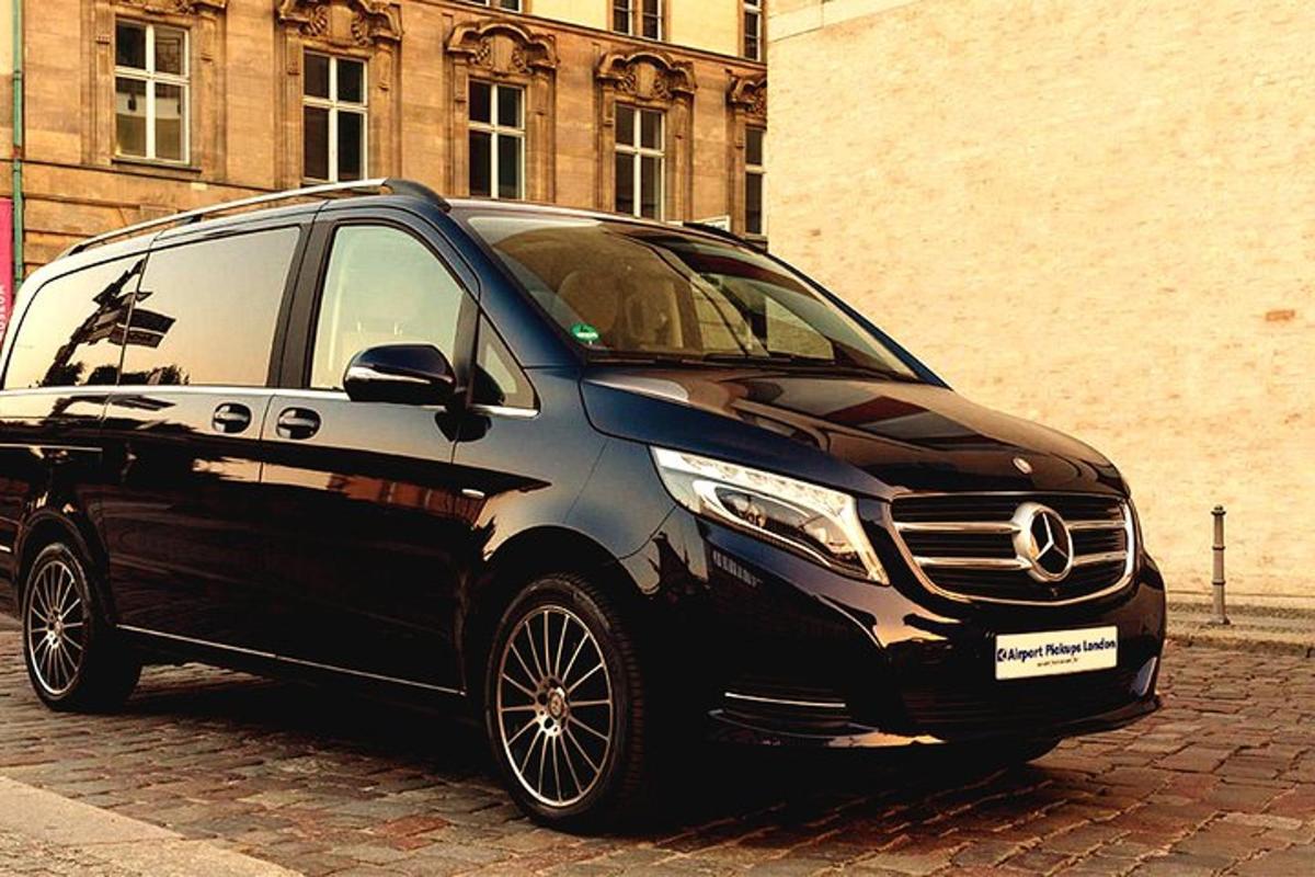 un'auto Mercedes Benz nera parcheggiata su una strada