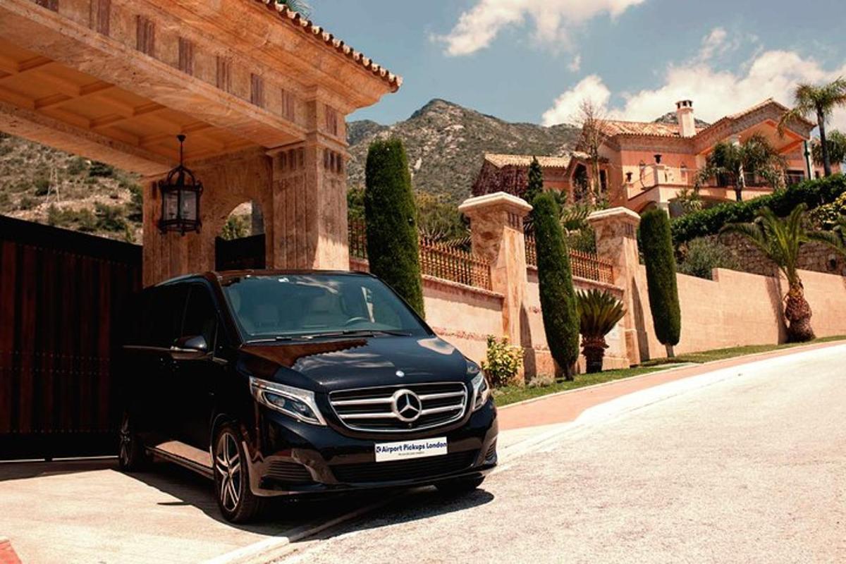 un'auto nera parcheggiata davanti a una casa