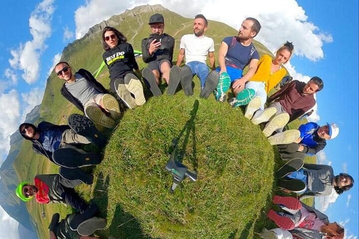 un grup de oameni așezați pe vârful unui deal