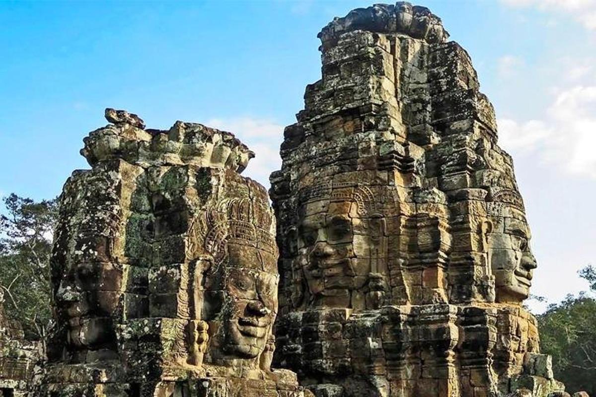 uma grande estrutura de pedra com um rosto nela
