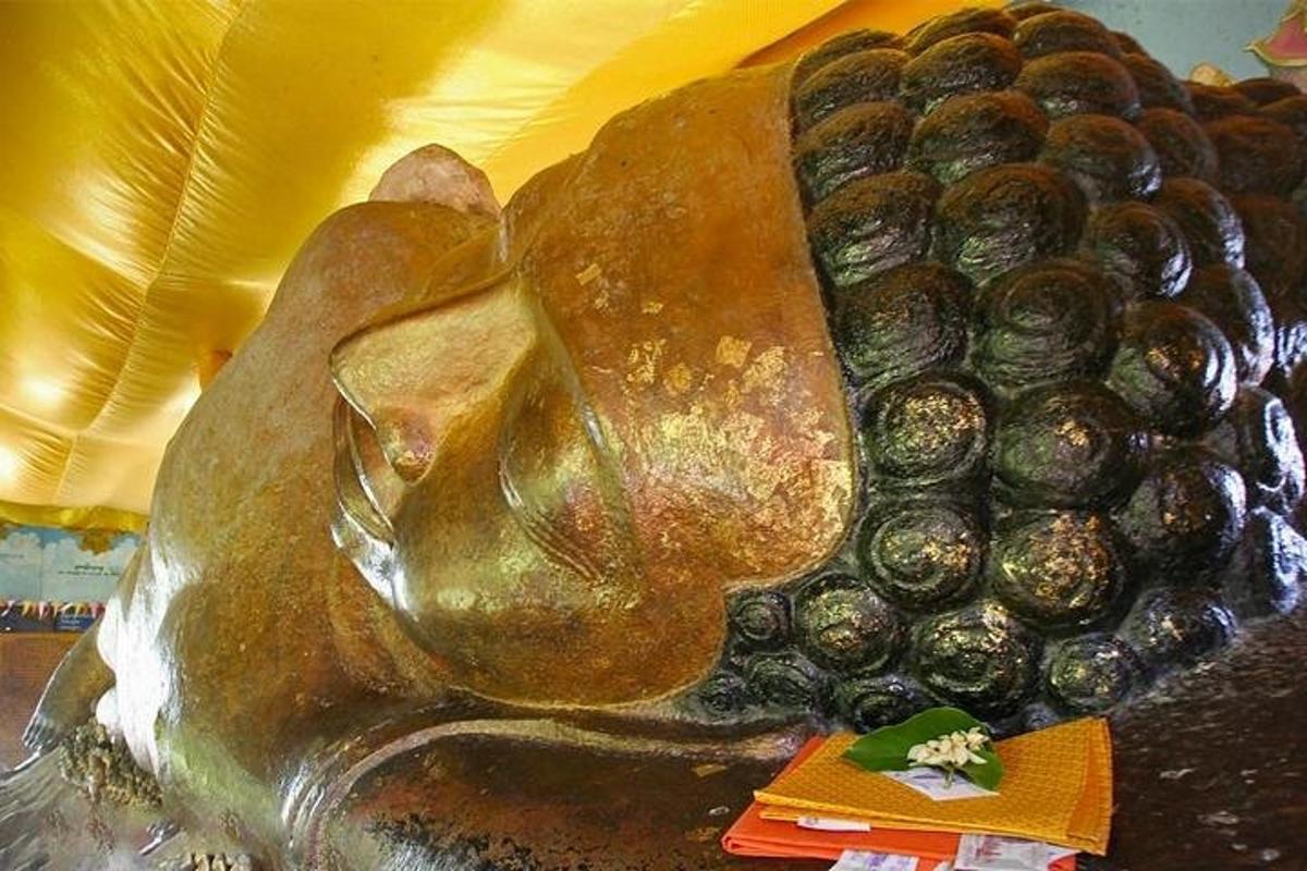 uma estátua de uma mão segurando um cacho de uvas