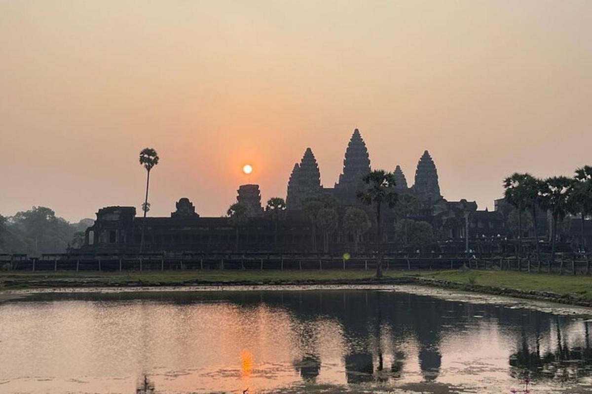 Blick auf einen Tempel mit dem Sonnenuntergang im Hintergrund