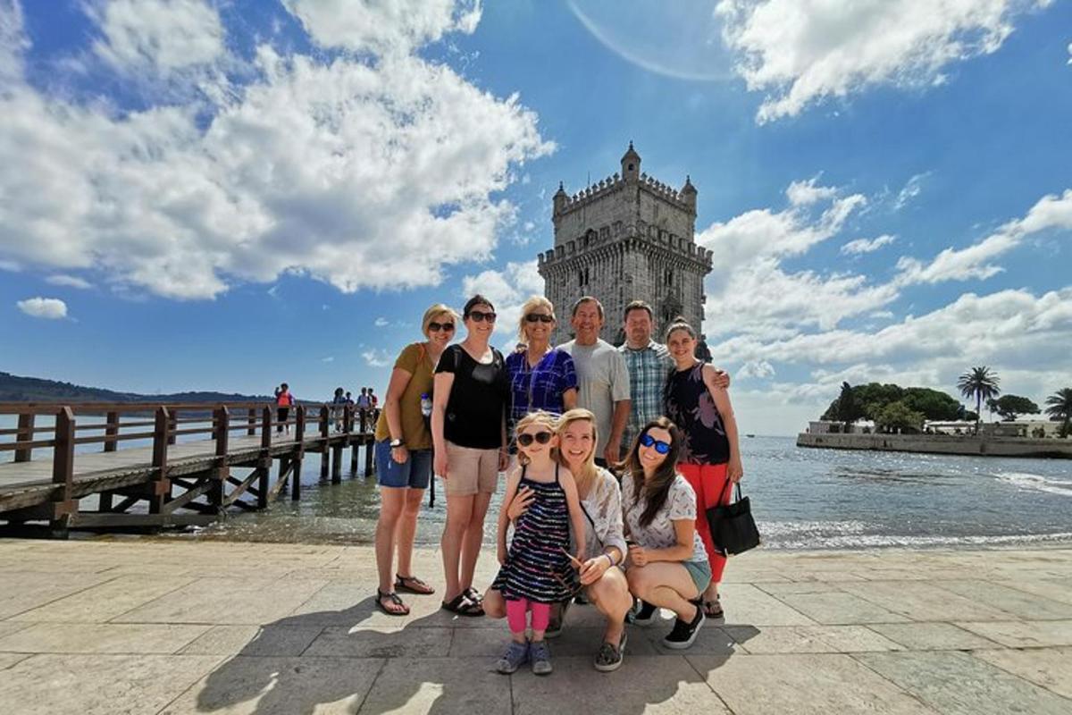 skupina lidí pózujících pro fotografii na molu