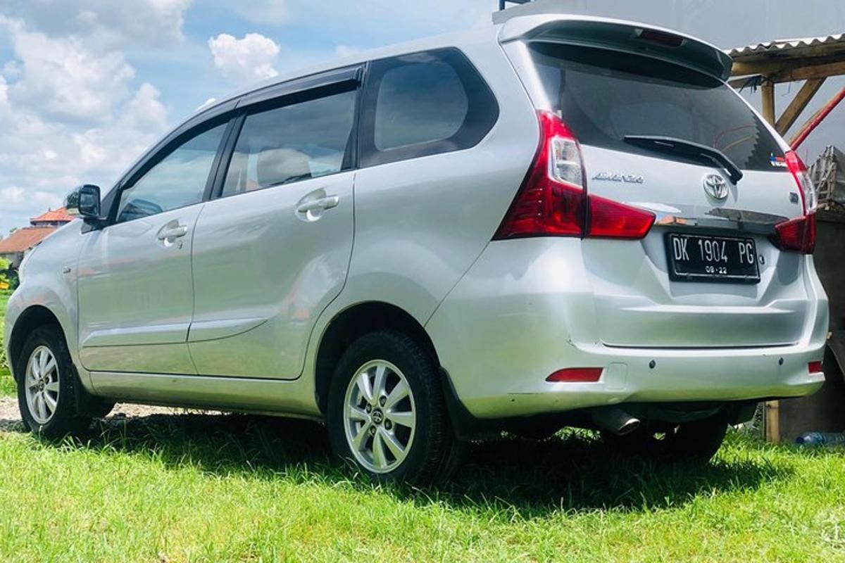 stříbrné auto zaparkované na travnatém poli